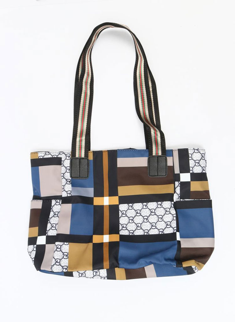 Praktickosť veľkých tašiek na plece počas cestovania