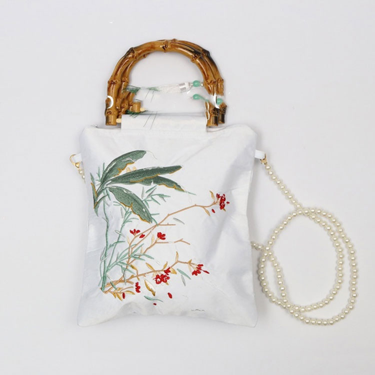 Sú starožitné saténové kabelky odolné?